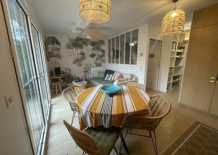 3 Pieces Avec Grande Terrasse, Entre Port Et Hyper Centre